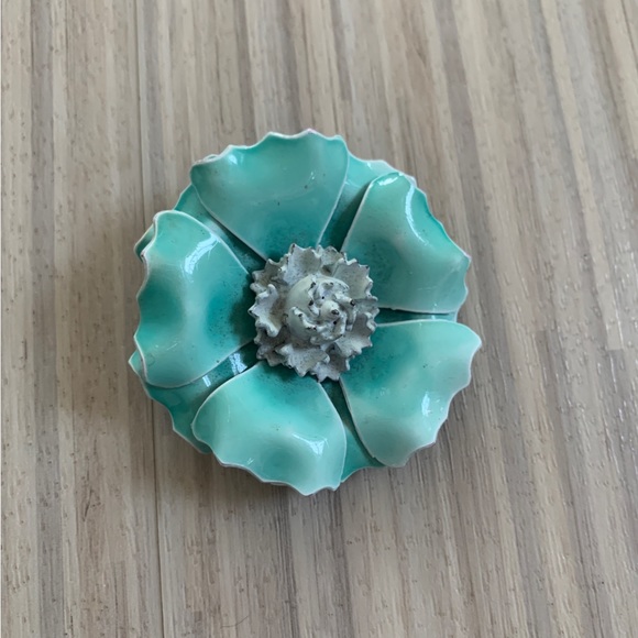 Jewelry - Vintage enamel and metal pin, sea foam & white flower